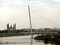 Passerelle du Volontariat avec derrière elle la Basilique del Pilar