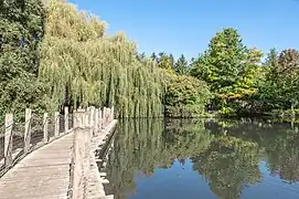 Passerelle sur l'étang du Parc zoologique et botanique de Mulhouse