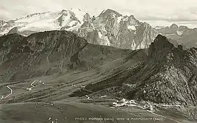 Le col Pordoi avec en arrière plan, à gauche, le glacier de la Marmolada pendant la Première Guerre mondiale.