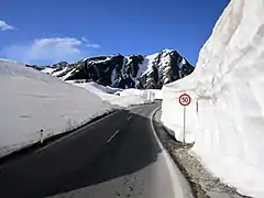 Congères au col du Rombo, versant autrichien. En arrière-pan, le Timmelsjochberg.