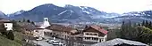 Vue du centre du village avec l'église St Pierre-Saint Paul dominant la vallée de l'Arve