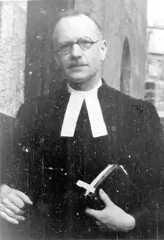 Le pasteur réformé André Trocmé vers 1941, portant la robe pastorale et le rabat