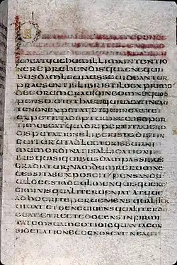 Manuscrit médiéval enluminé partiellement effacé.