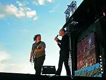 Photographie d'Alan Stivell sur la grande scène du festival de Bobital accompagnant le guitariste Pat O'May