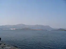 Vue de Tolo Harbour avec la montagne Pat Sin Leng en arrière-plan. Yim Tin Tsai est au centreSur cette vue de Tolo Harbour, on voit aussi l'île de Ma Shi Chau à droite et les immeubles de Beverly Hills à gauche..