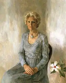 Portait de Pat Nixon, posant dans une robe bleue.