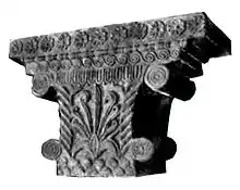 Le chapiteau de Pataliputra (en), très similaire à de nombreux chapiteaux hellénistiques, avec palmette centrale et autres motifs décoratifs grecs. Pataliputra, IIIe siècle av. J.-C.