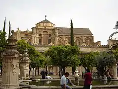 Le bassin Santa Maria, et le Patio des orangers.