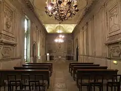 Entrée des caves, au font de l'ancienne chapelle du XVIIe siècle