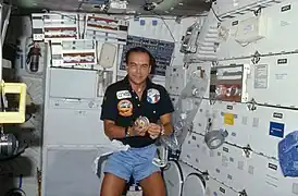 Patrick Baudry lors de la mission STS 51-G qui ouvre une conserve de homard.