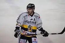 photographie du joueur avec un maillot blanc de hockey sur glace