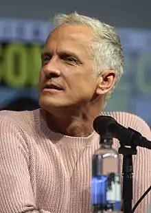 Patrick Fabian interprète  le personnage de Howard Hamlin.