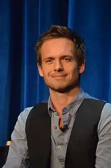 Patrick J. Adams interprète Colin James.