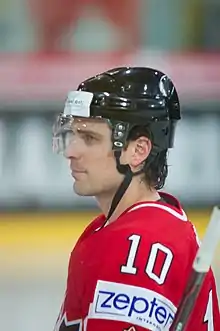 Photographie de Sharp avec le maillot rouge du Canada