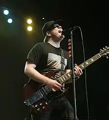 Photographie de Patrick Stump chantan, lors d'un concert en 2006