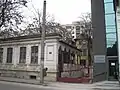 Maison bucarestoise du début du XIXe siècle (monument historique) avenue Șerban Vodă, devant un immeuble du début du XXe siècle, voisine d'un immeuble du XXIe siècle et sur fond d'immeubles des années 1960.