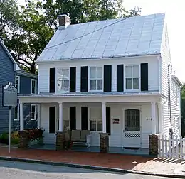 La Patsy Cline House à Winchester, Virginie est un exemple de maison en rondins avec les grumes couvertes d'un revêtement.