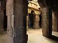 Intérieur du mandapa, vue depuis l'entrée vers le sanctuaire, garbha griha