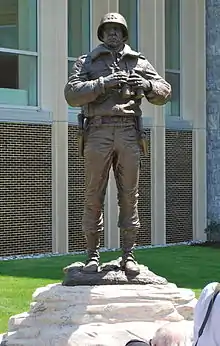 Statue en bronze de Patton tenant des jumelles