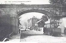 Carte postale ancienne montrant le pont du château et la rue Marca à Pau.