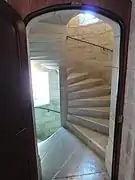 Photographie en couleur d'un escalier ancien.
