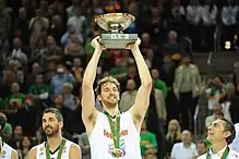 Pau Gasol levant le trophée du championnat d'Europe 2011