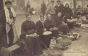 Photographie en noir et blanc de vendeuses de pommes.