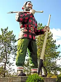 Statue de Paul Bunyan située à l'entrée de la ville.