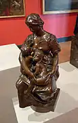 Bronze d'une femme donnant la sein à un enfant.