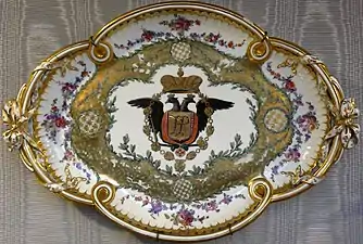 Plat en porcelaine dure, d'un cabaret de huit pièces, décors polychrome et or au chiffre de Paul Petrovitch (1773). Sèvres, musée national de Céramique.