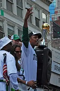 Paul Pierce avec l'uniforme vert et noir des Celtics de Boston regardant en l'air lors d'un match contre les Raptors de Toronto. On aperçoit au fond de l'image Chris Bosh, le numéro 4 de Toronto.