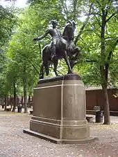 Statue de Paul Revere à cheval dans un parc de Boston.