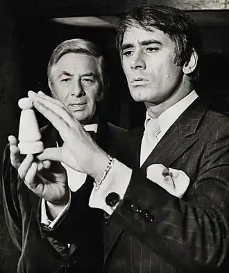 Paul Rogers (au second plan) et Keith Baxter (en),dans la pièce Le Limier (Broadway, 1971)