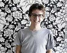 Description de l'image Paul Rust wide shot crop.jpg.