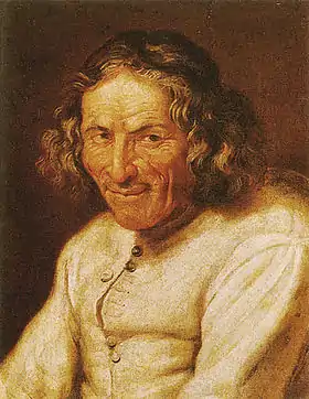 Portrait en buste, visage torturé et scarifié, chemise blanche, cheveux longs peu peignés