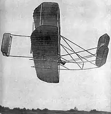 Paul Tissandier le 25 mai 1909 sur Wright Model A, sur les landes de Pont-Long près de Pau (RM).