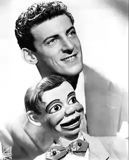 Paul Winchell et sa marionnette Jerry Mahoney en 1951, qui donne sa voix à Piqueur