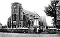 L'église paroissiale Saint-Paule (qui n'a pas encore son clocher) et le monument aux morts vers 1925.