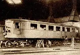 Photographie en sépia d'un autorail en cours de maintenance.