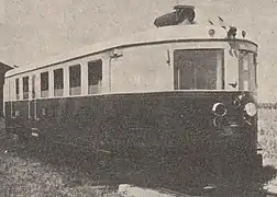 Photographie en noir et blanc montrant une vue de trois quart avant d'une Pauline, bas de caisse foncé et haut de caisse clair.