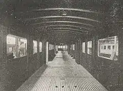 Photographie en noir et blanc montrant l'intérieur de la caisse de l'autorail dépourvue de tout ses aménagements.