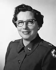 Pauline Kirby (en), officière infirmière dans les forces armées des États-Unis en 1954.