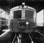 Photographie en noir et blanc montrant une vue avant d'une Pauline, bas de caisse foncé et haut de caisse clair.