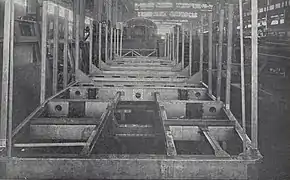 Photographie en noir et blanc du châssis de l'autorail, formé par plusieurs profilés soudés les uns aux autres.