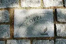 Pavé gravé au nom de Fausto Coppi, sur l'allée Charles Crupelandt à Roubaix