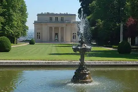 Vue du jardin et du pavillon de musique de Louveciennes.