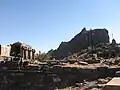 Ruines hindoues au pied du rocher du temple