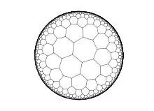  Dessin en noir et blanc d'un pavage du disque par une infinité d'heptagones diminuant rapidement de traille vers le bord.