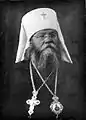 Photographie du métropolite Pavel Galkovski (ru) (1864-1937) fusillé pendant les purges staliniennes. Il porte le klobouk blanc et deux encolpia, dont une panighia et une croix pectorale