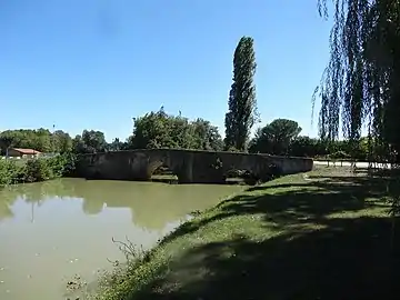 Le Gers au Vieux Pont de Pavie.